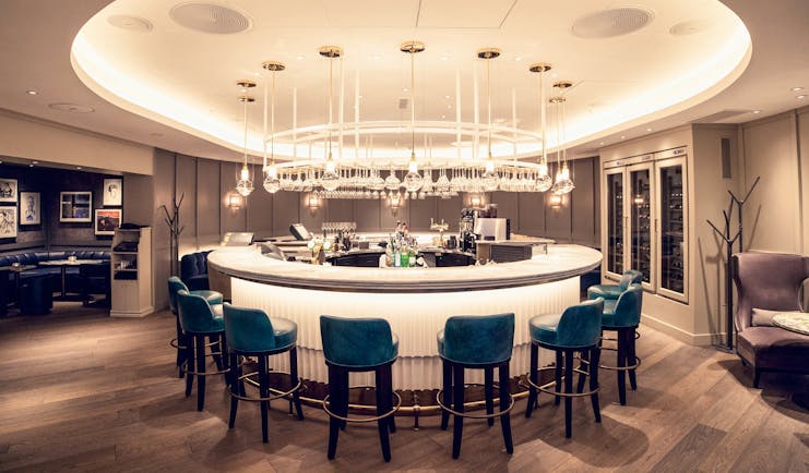Hotel Continental Oslo round bar white with green stools