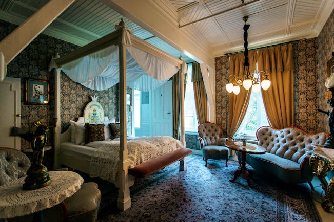 hotel union oye norway four poster bedroom