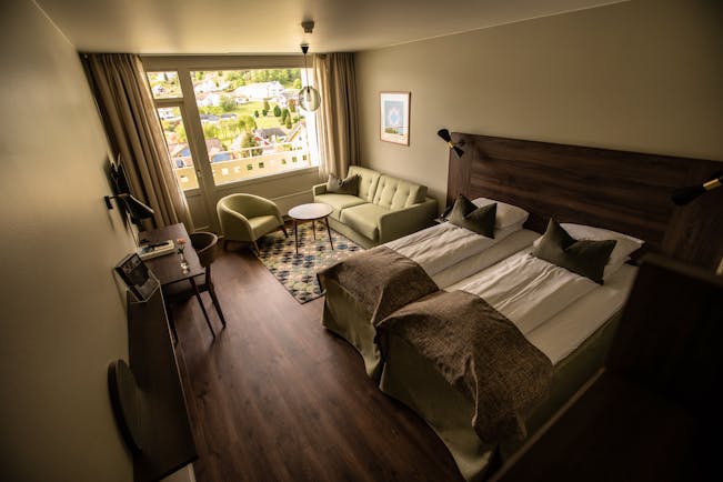 Twin bedded room with fjord view with wooden floor Kviknes hotel