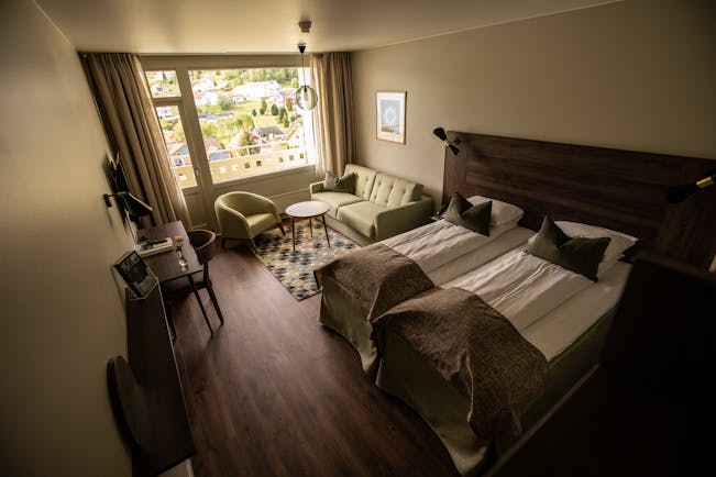 Twin bedded room with fjord view with wooden floor Kviknes hotel