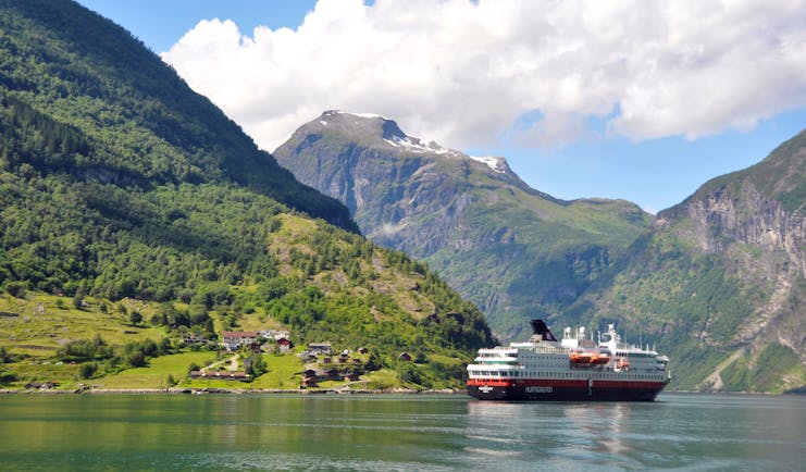 Hurtigruten MS Nordkapp Geirangerfjord HGR
