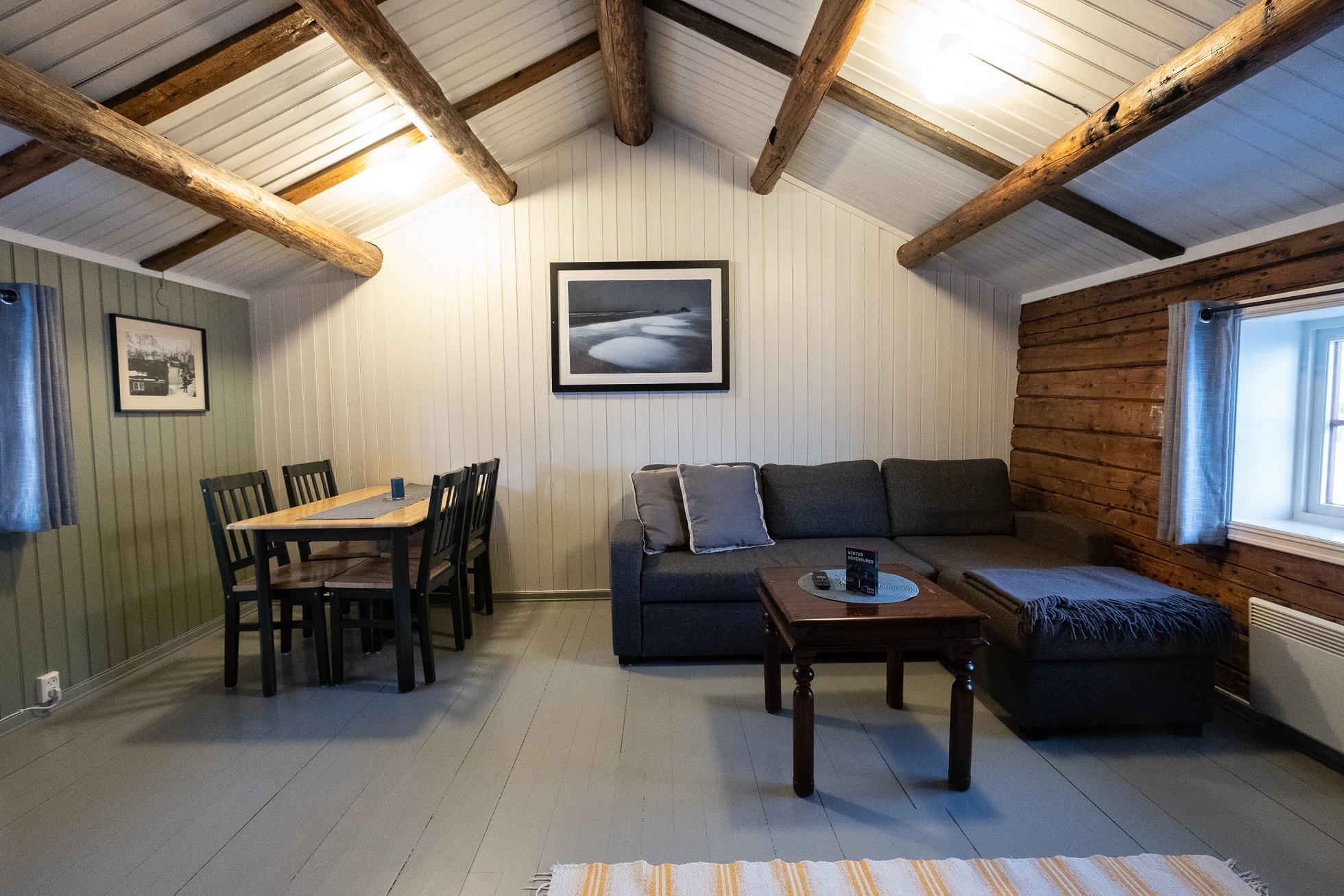 Svinoya Rorbuer sitting and dining room with white walls