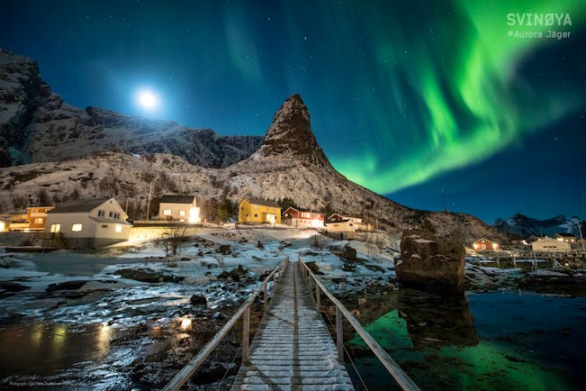 Svinoya Rorbuer green lights in night sky with moon