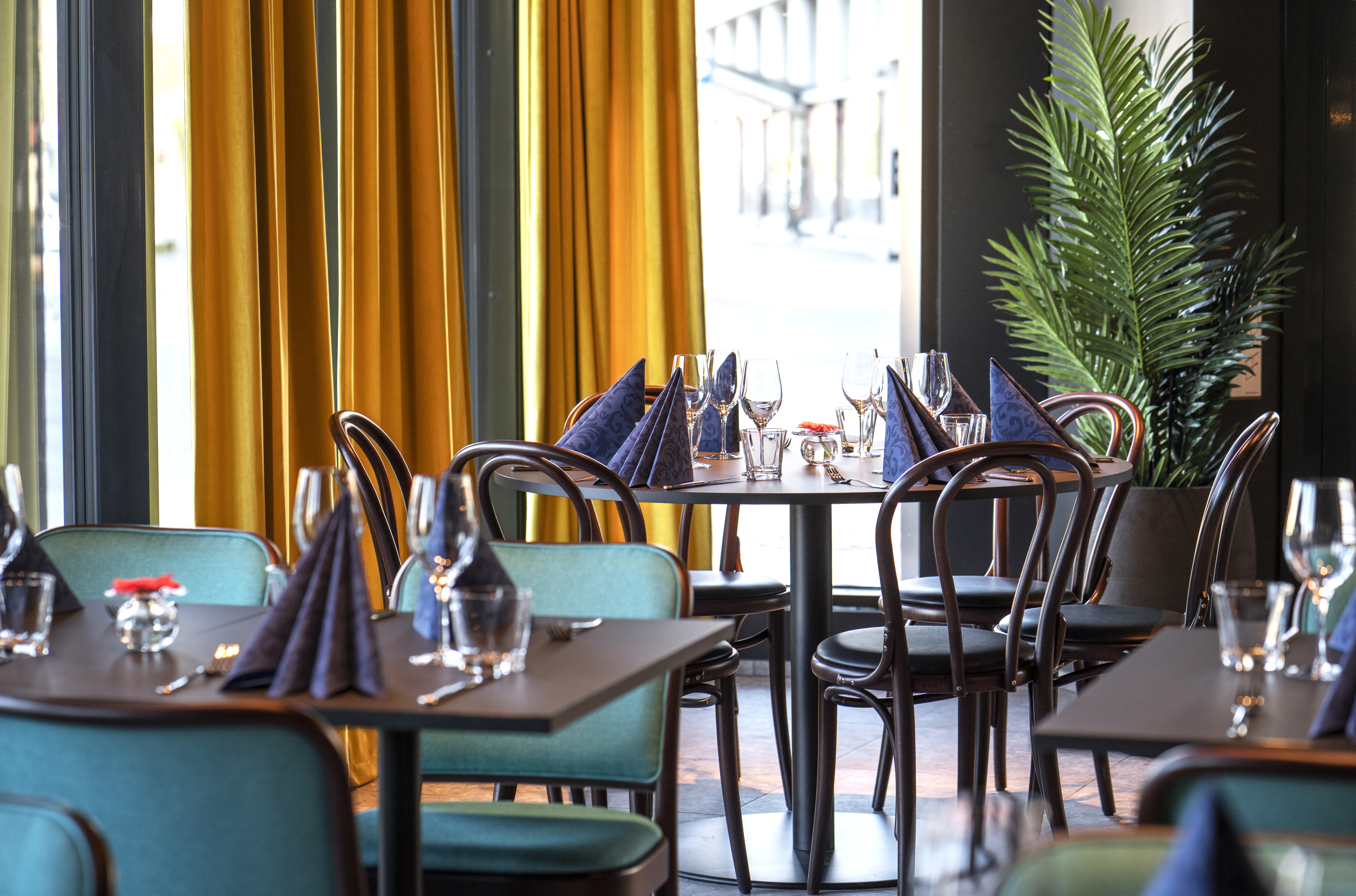 Thon Hotel Harstad restaurant with green chairs