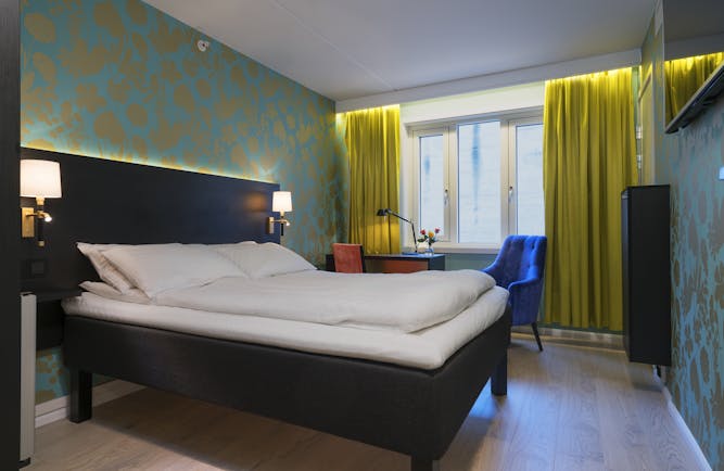 Thon Hotel Nidaros room with green walls and yellow curtains