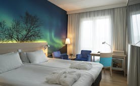 Thon Hotel Nordlys room with northern lights wall picture and twin beds with white cover