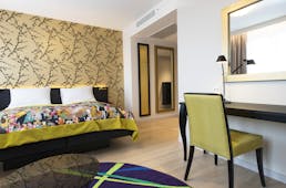 Rooom with wooden floor and colourful bedspread Thon Hotel Rosenkrantz Oslo