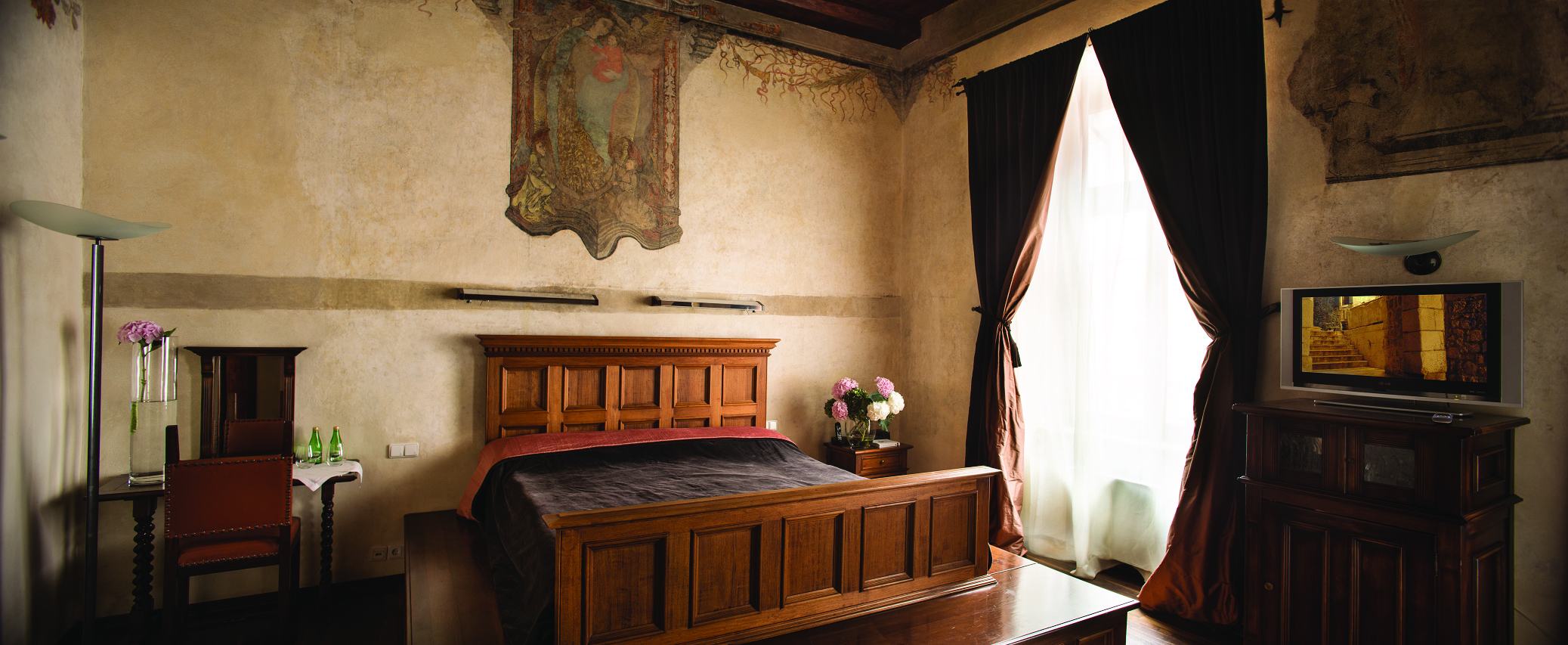 Hotel Copernicus Krakow luxury suite fresco bed on a large wooden pedestal