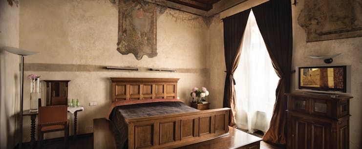 Hotel Copernicus Krakow luxury suite fresco bed on a large wooden pedestal