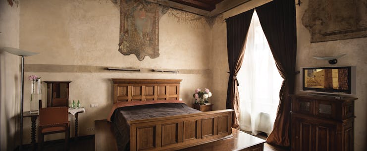 Hotel Copernicus Krakow luxury suite fresco bed on a large wooden pedestal