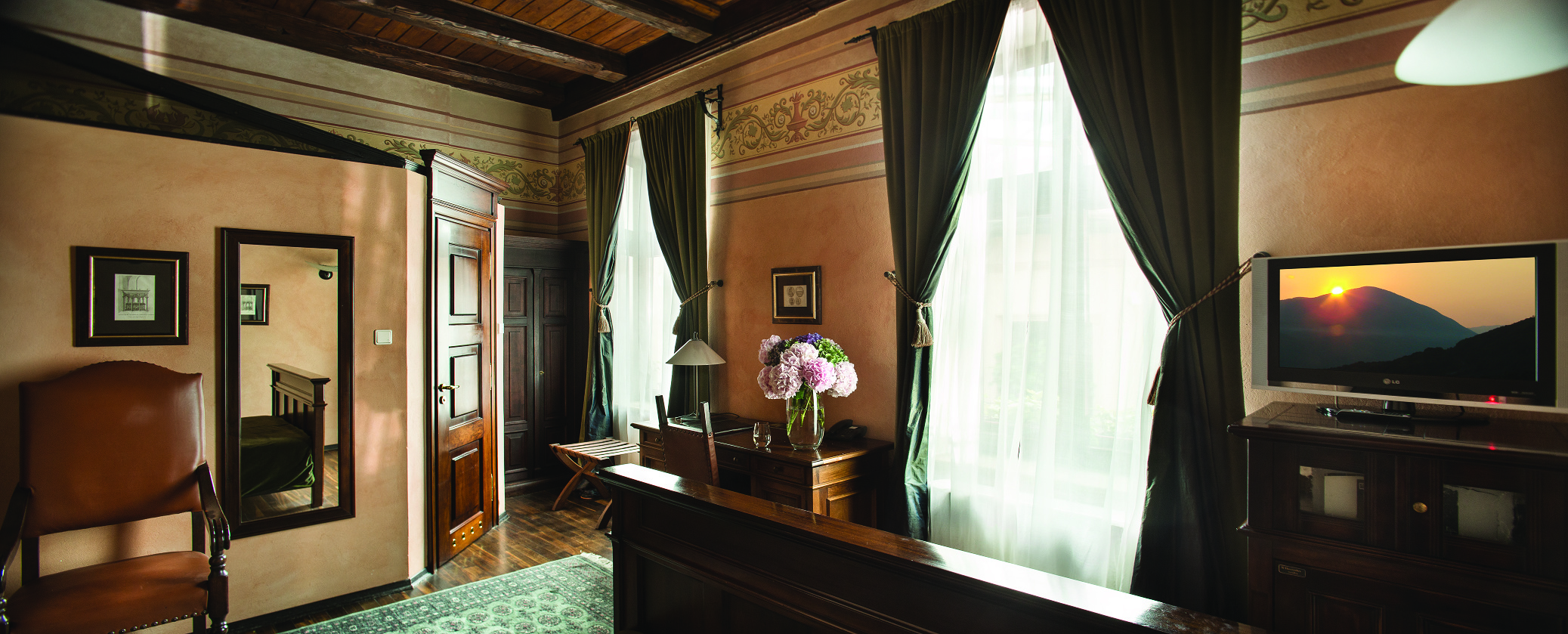 Hotel Copernicus Krakow standard double room  large mirror and large window