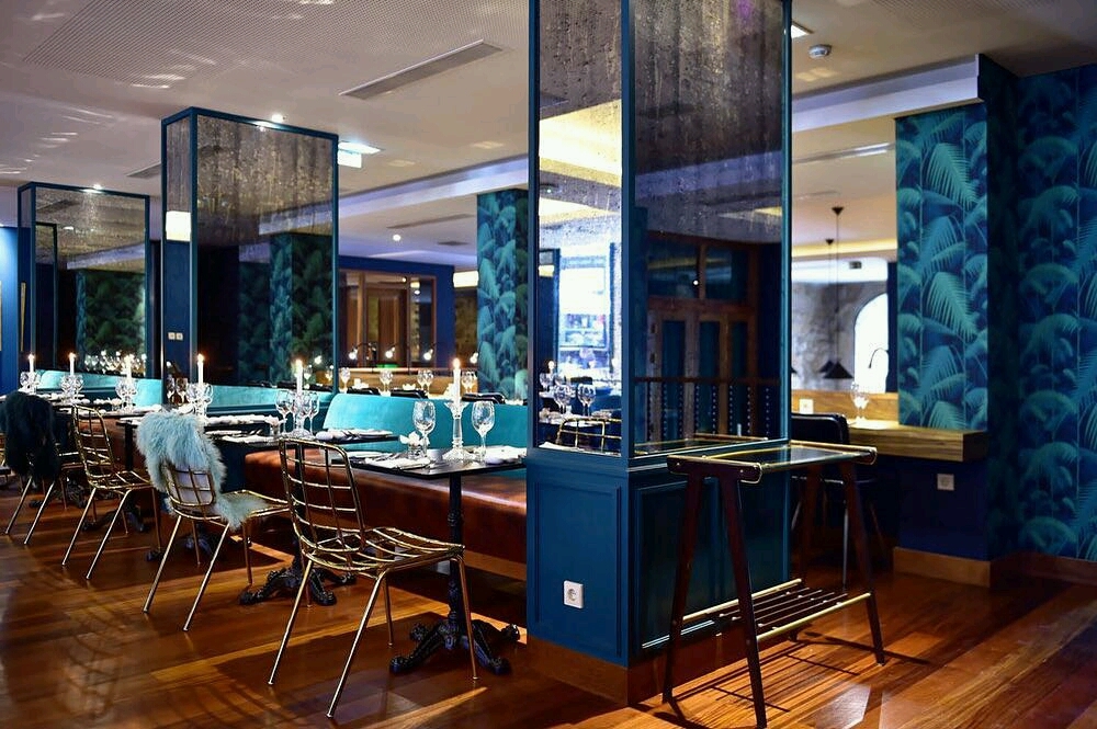 Pestana Vintage Porto Restaurant, bar, wooden floor, blue painted decor 