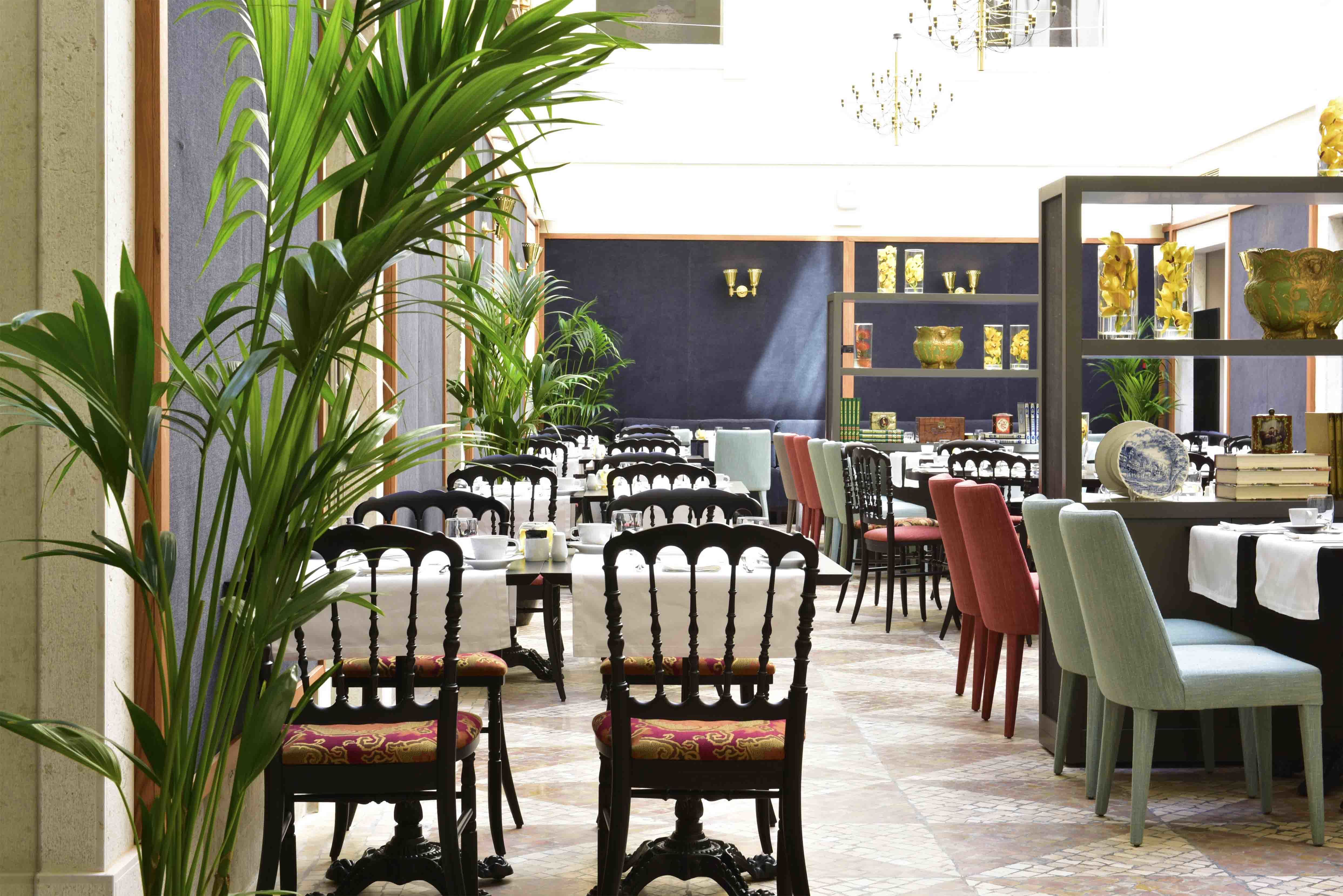 Pousada de Lisboa bar, tables and chairs, lots of light, modern decor