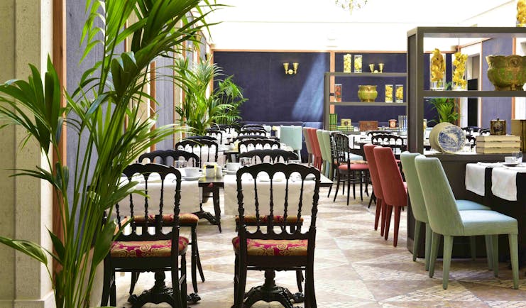 Pousada de Lisboa bar, tables and chairs, lots of light, modern decor