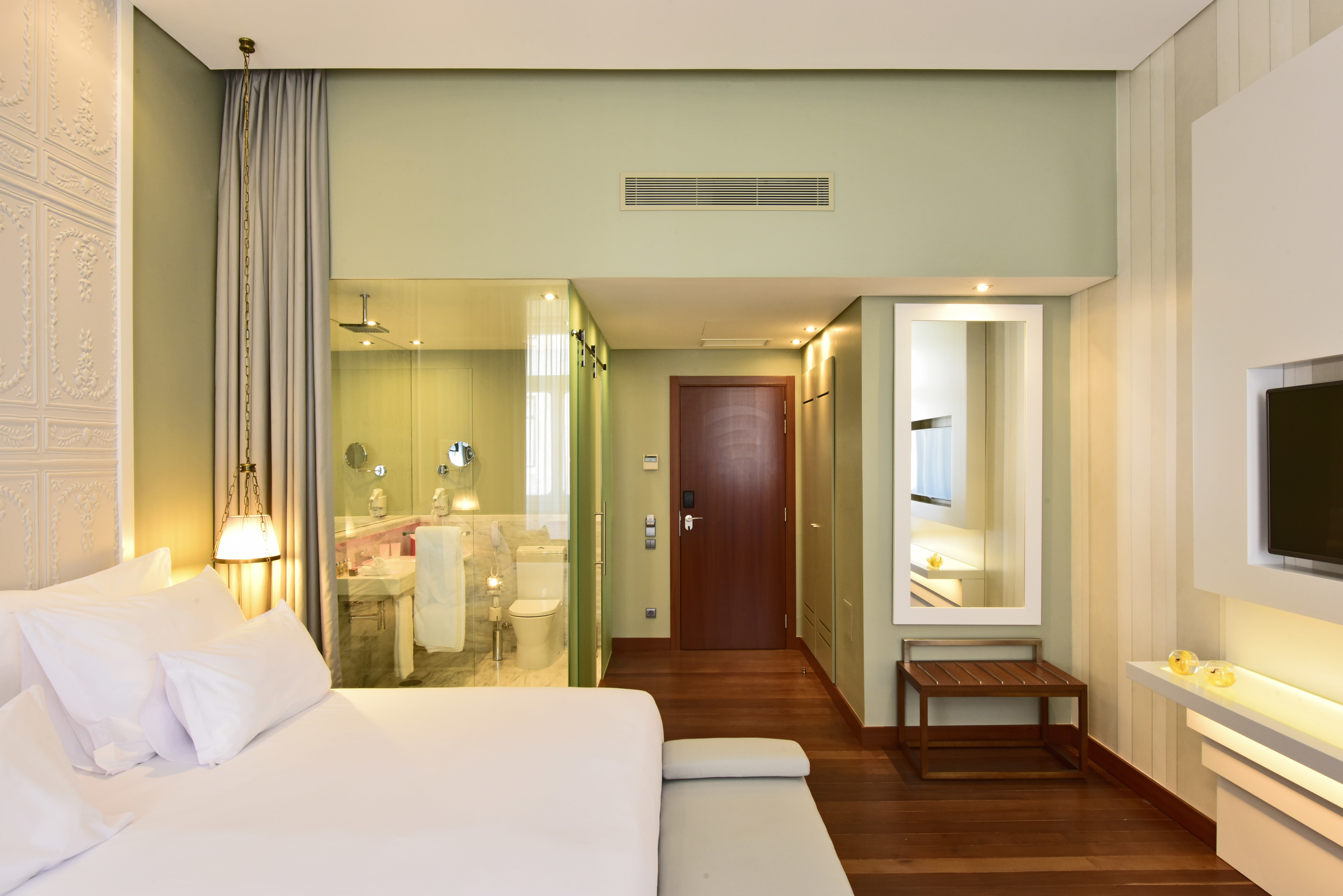 Pousada de Lisboa classic room, bed ensuite bathroom, green walls, light modern decor
