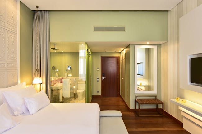 Pousada de Lisboa classic room, bed ensuite bathroom, green walls, light modern decor