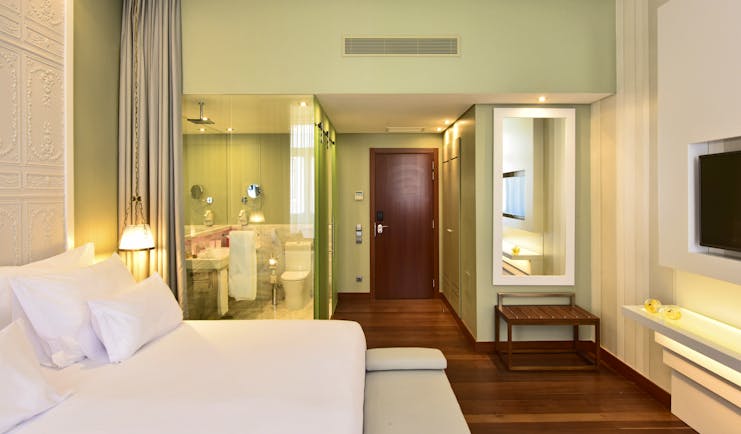 Pousada de Lisboa classic room, bed ensuite bathroom, green walls, light modern decor