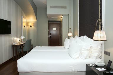 Pousada de Lisboa superior room, doible bed with white sheets and pillows, modern decor