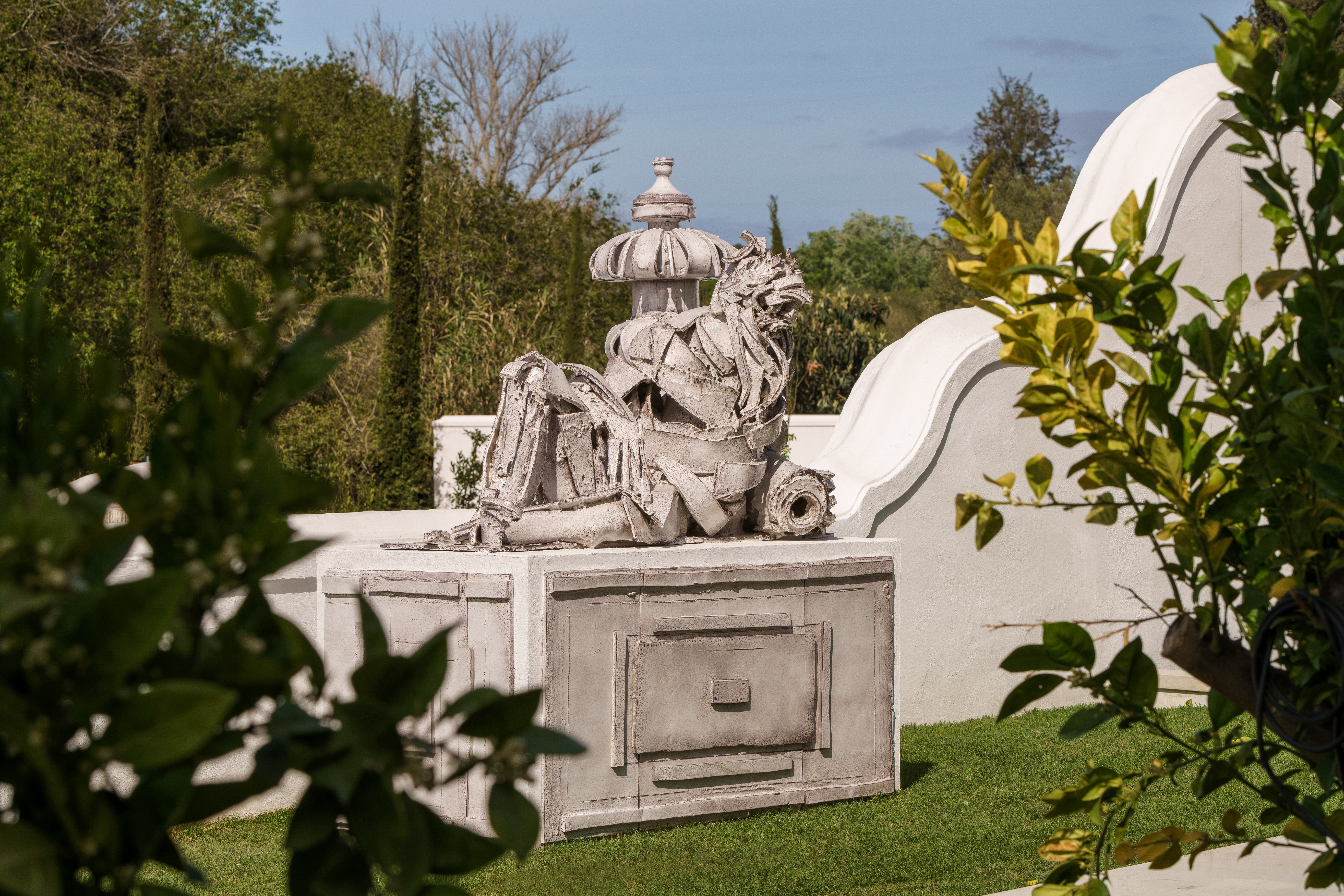 Vermelho Melides modern statue made of strips of concrete, forming the rough shape of a reclining figure
