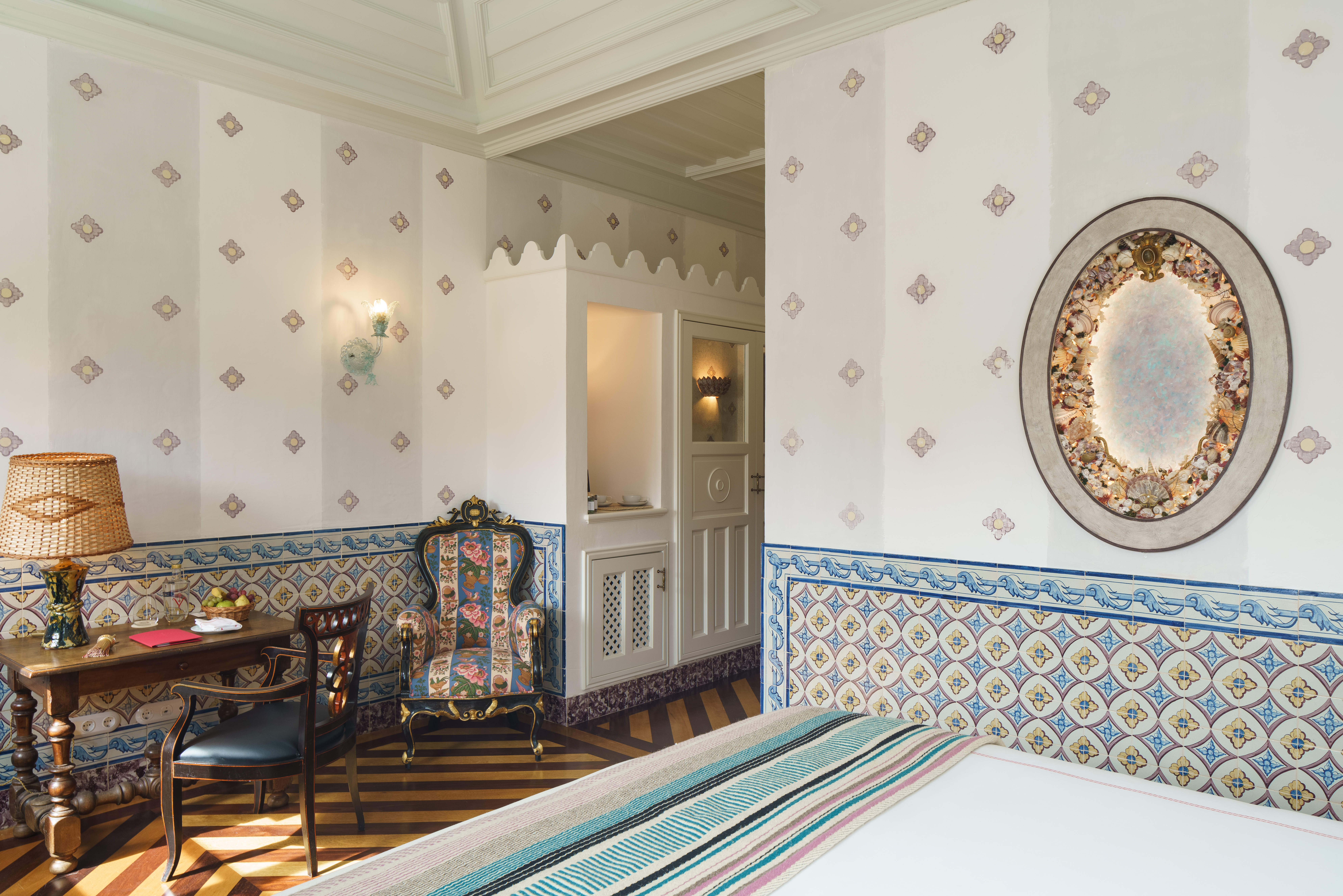 Vermelho Melides Vista Verde Room with eclectic blue and white style and striped wooden flooring
