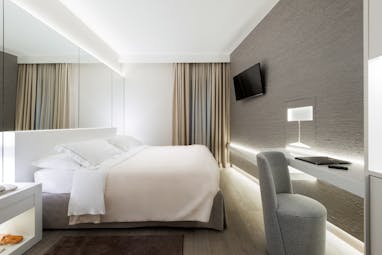 Hotel Lugano Dante double room, double bed, desk area, modern decor