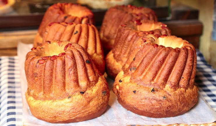 Little cakes with edges