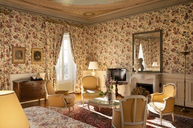 Chateau d'Isenbourg deluxe yellow room