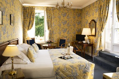 Chateau d'Isenbourg superior yellow and blue room