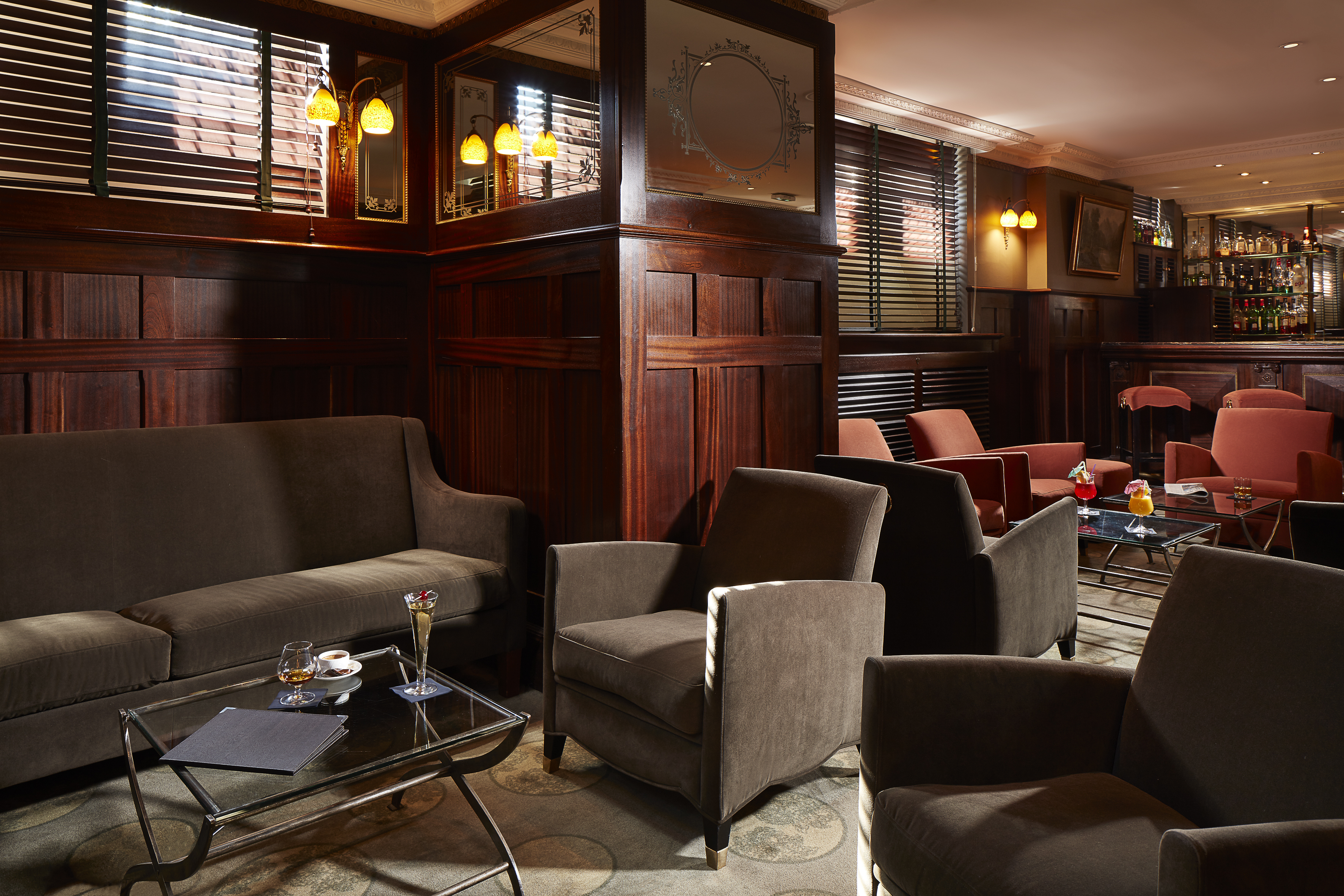 Hotel Regent Contades bar with cosy dark brown chairs and wooden panels