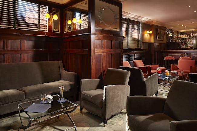 Hotel Regent Contades bar with cosy dark brown chairs and wooden panels