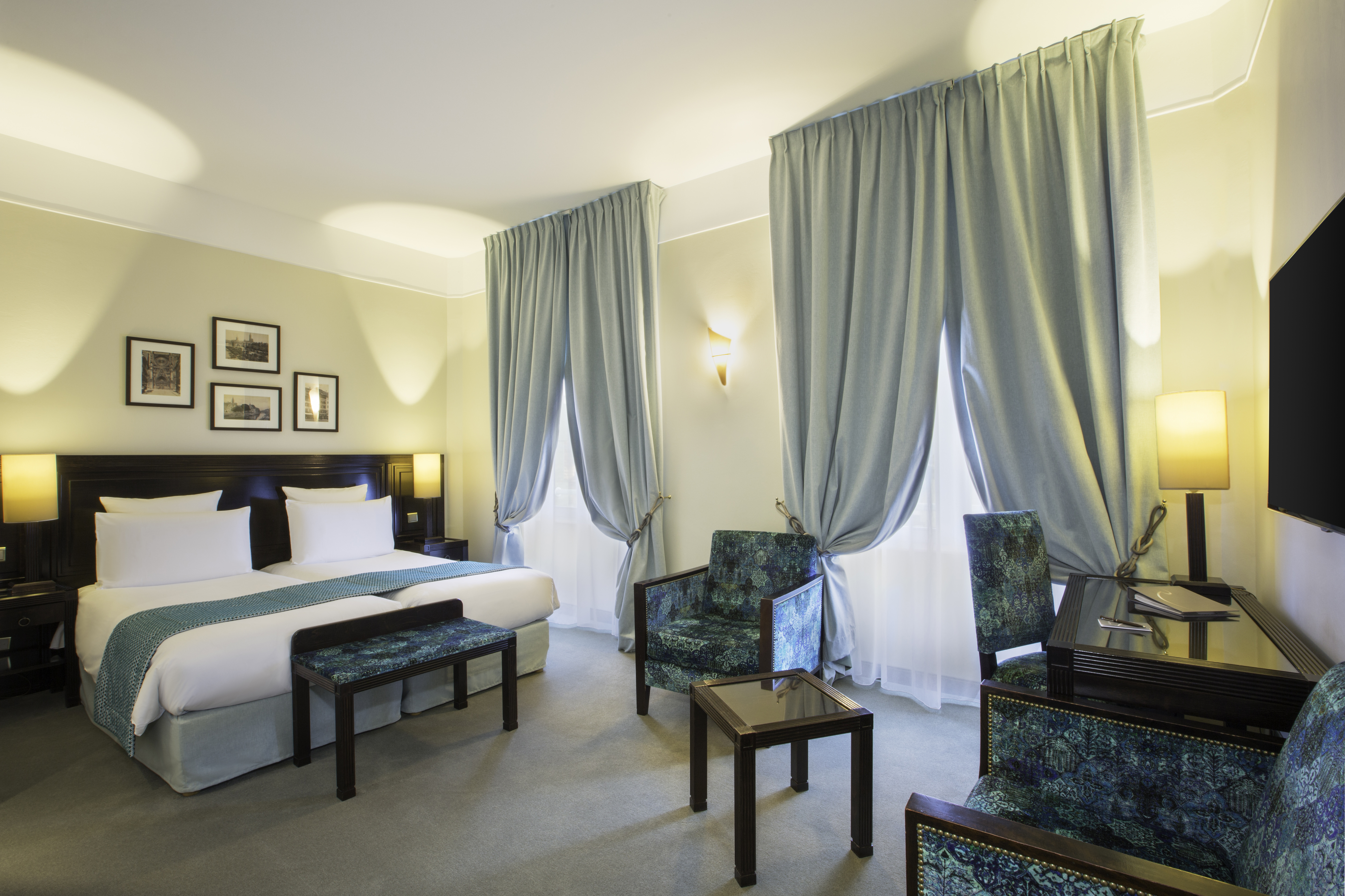 Hotel Regent Contades superior twin with pale blue curtains
