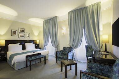 Hotel Regent Contades superior twin with pale blue curtains