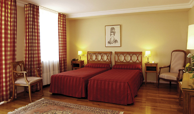 Le Clos Saint Vincent Alsace twin bedroom wooden floors