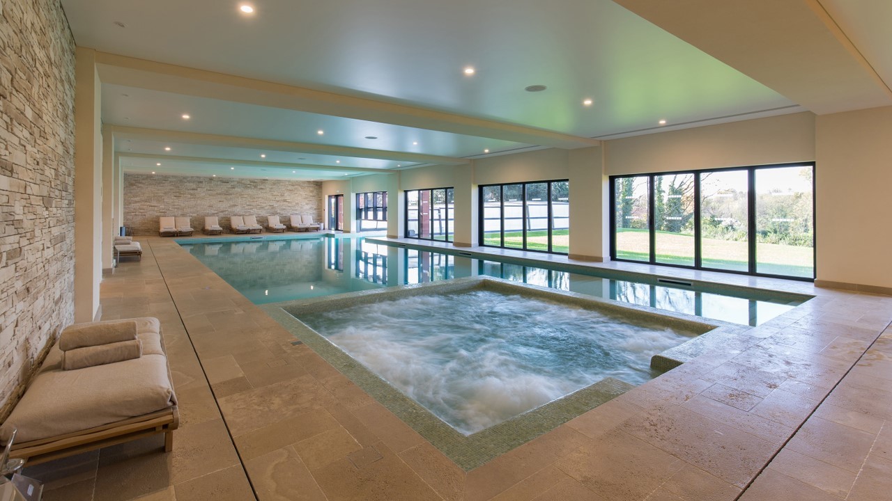 Spa indoor pool and jacuzzi at Chais Monnet Cognac