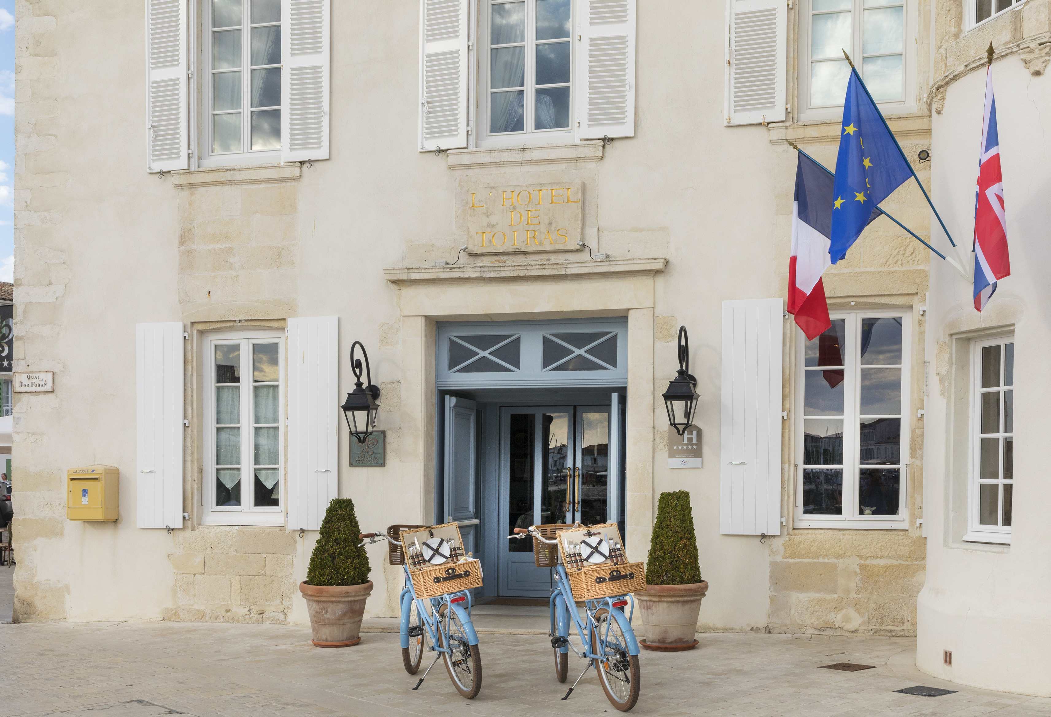 Hotel de Toiras front of building with blue bikes