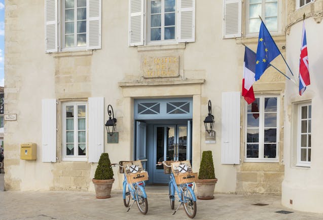 Hotel de Toiras front of building with blue bikes