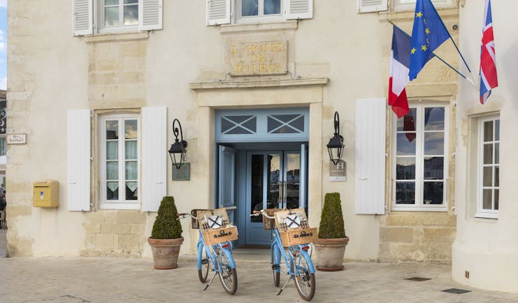 Hotel de Toiras front of building with blue bikes