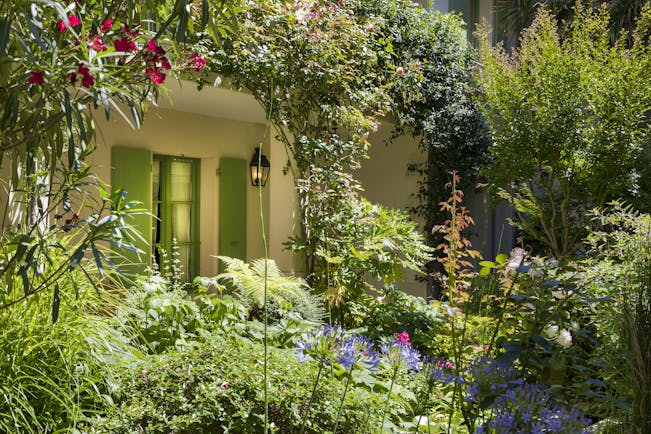 Hotel de Toiras garden with plants and flowers