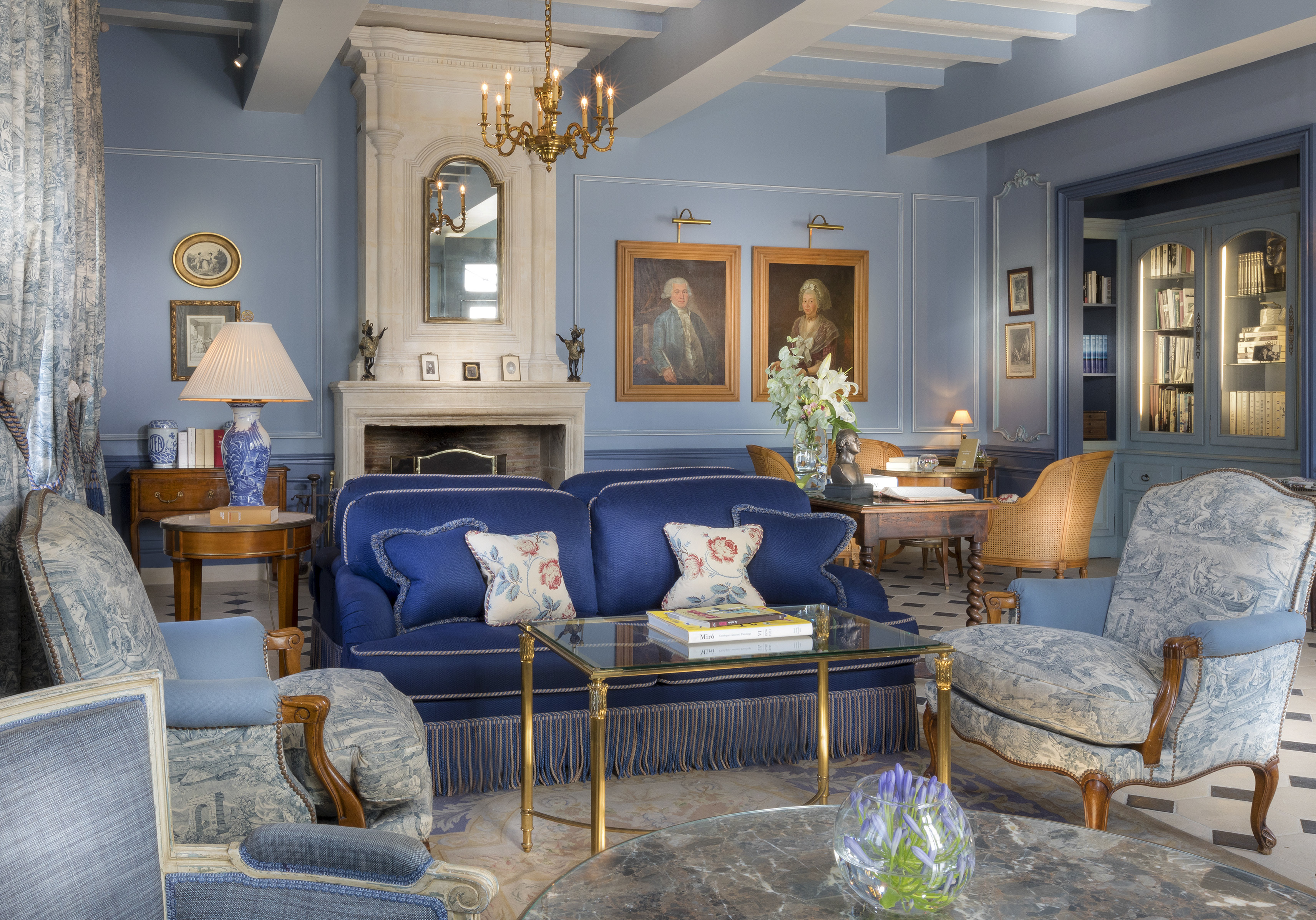 Hotel de Toiras library with blue chairs and walls