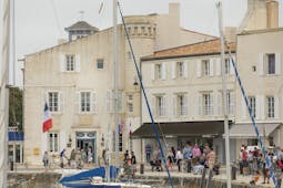 Hotel de Toiras quayside with front of building