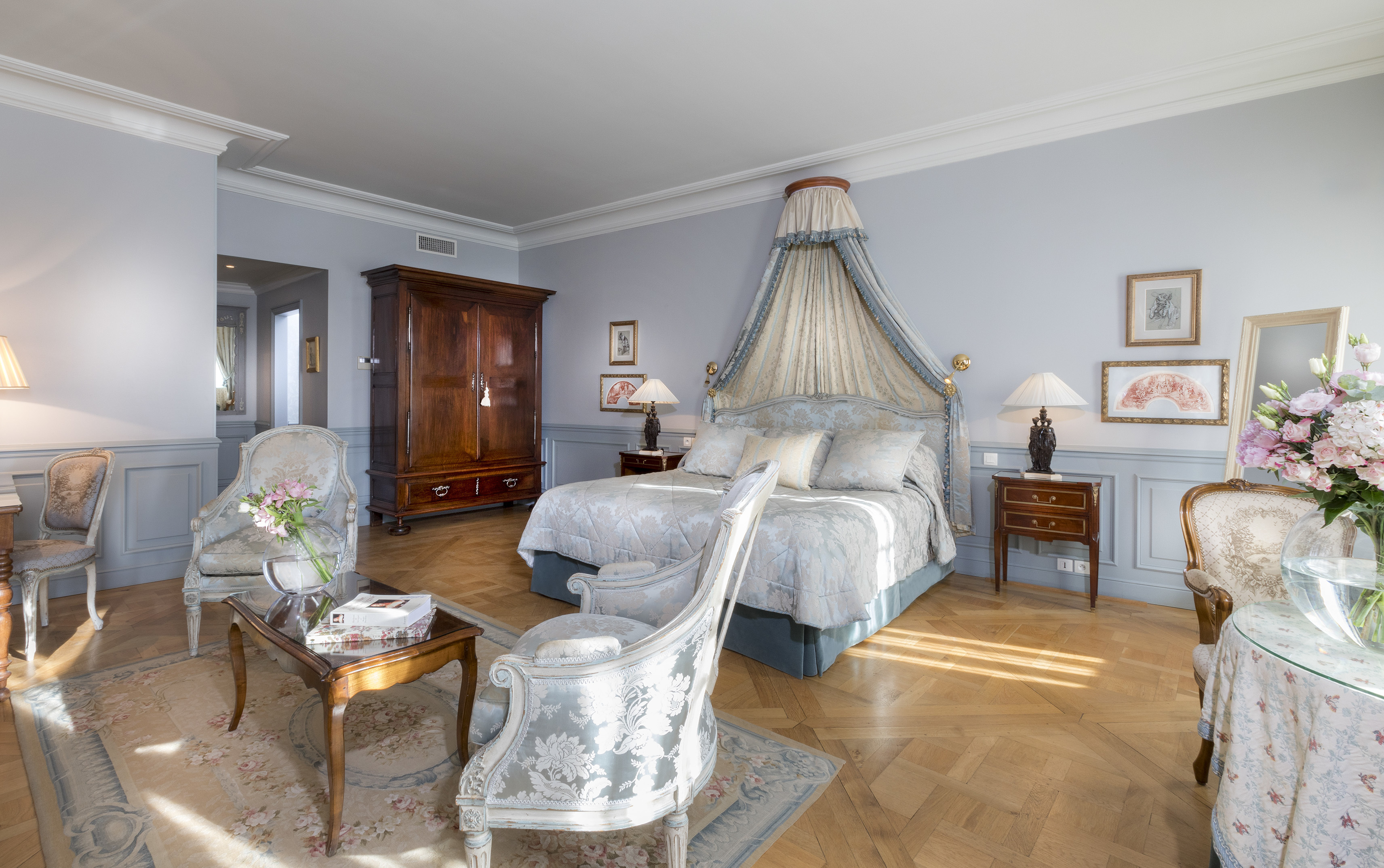 Hotel de Toiras bed with awning and wooden floor