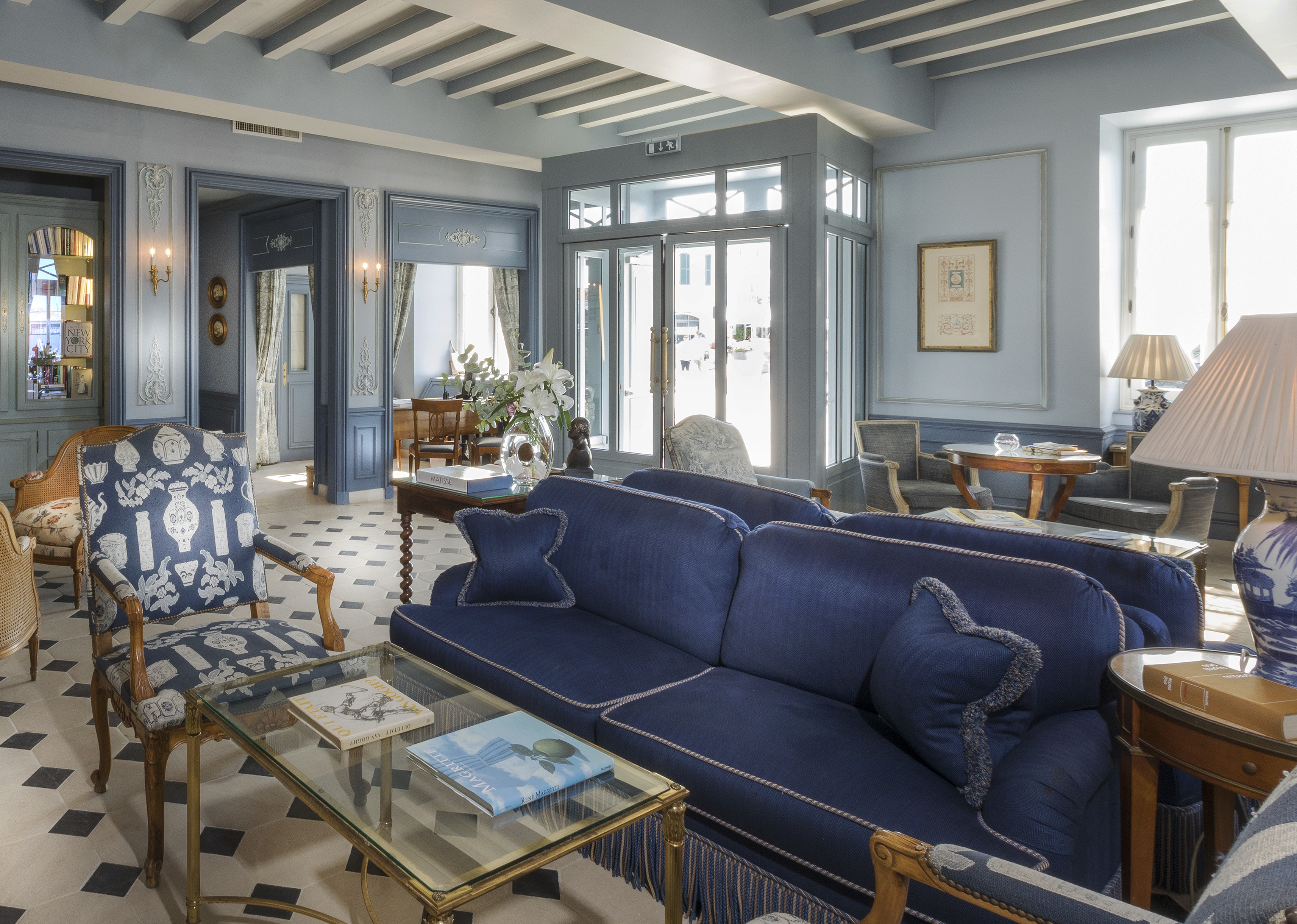 Hotel de Toiras blue chairs and checked floor