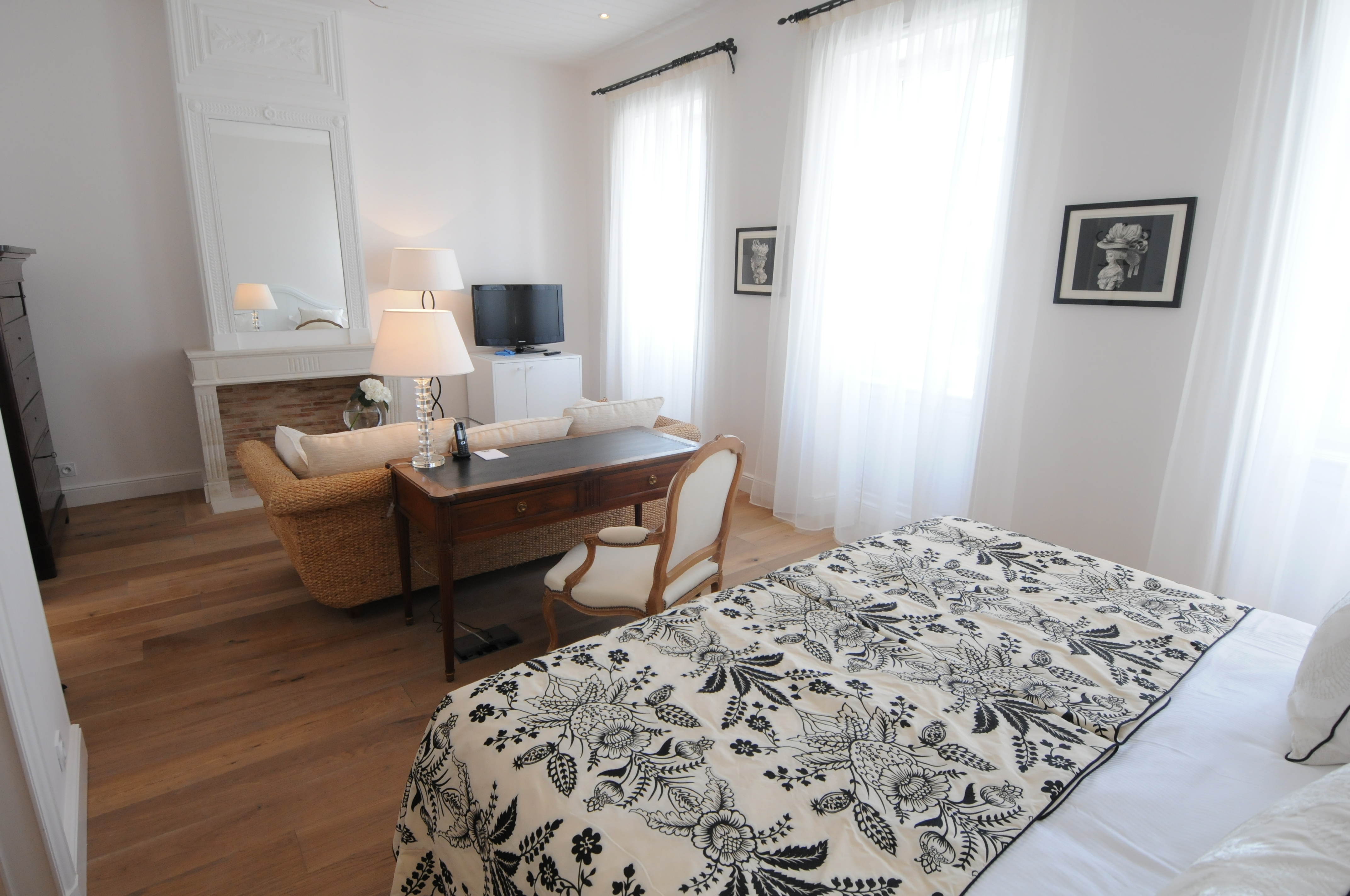 Villa Clarisse junior suite wooden floor net curtains