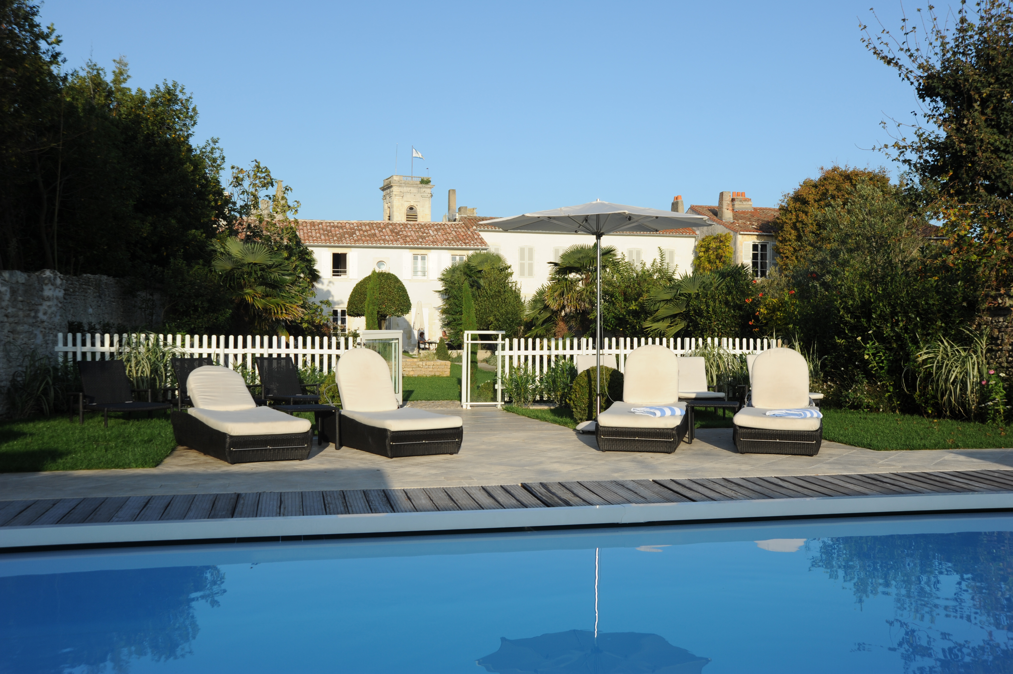 Villa Clarisse chairs next to swimming pool