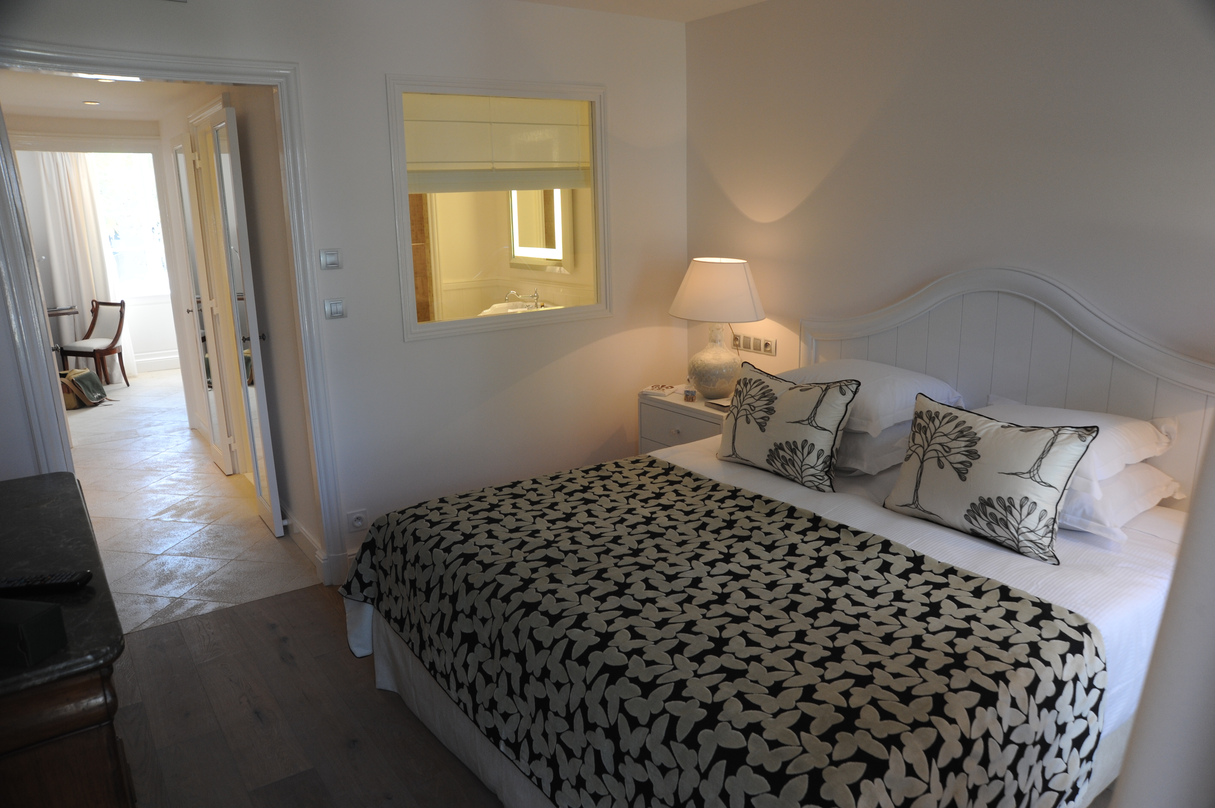 Villa Clarisse bedroom with living room