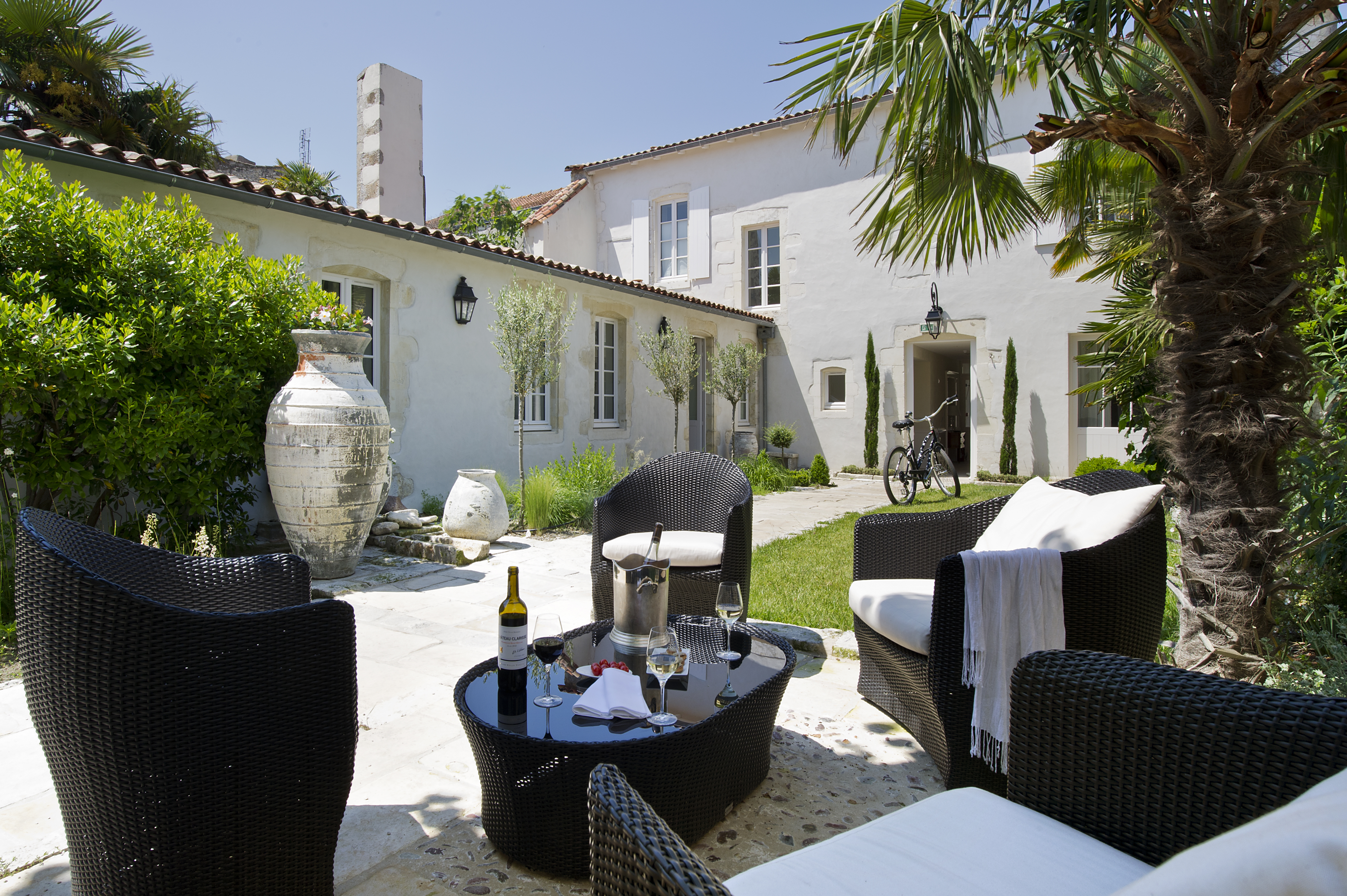 Villa Clarisse lunch at tables on terrace