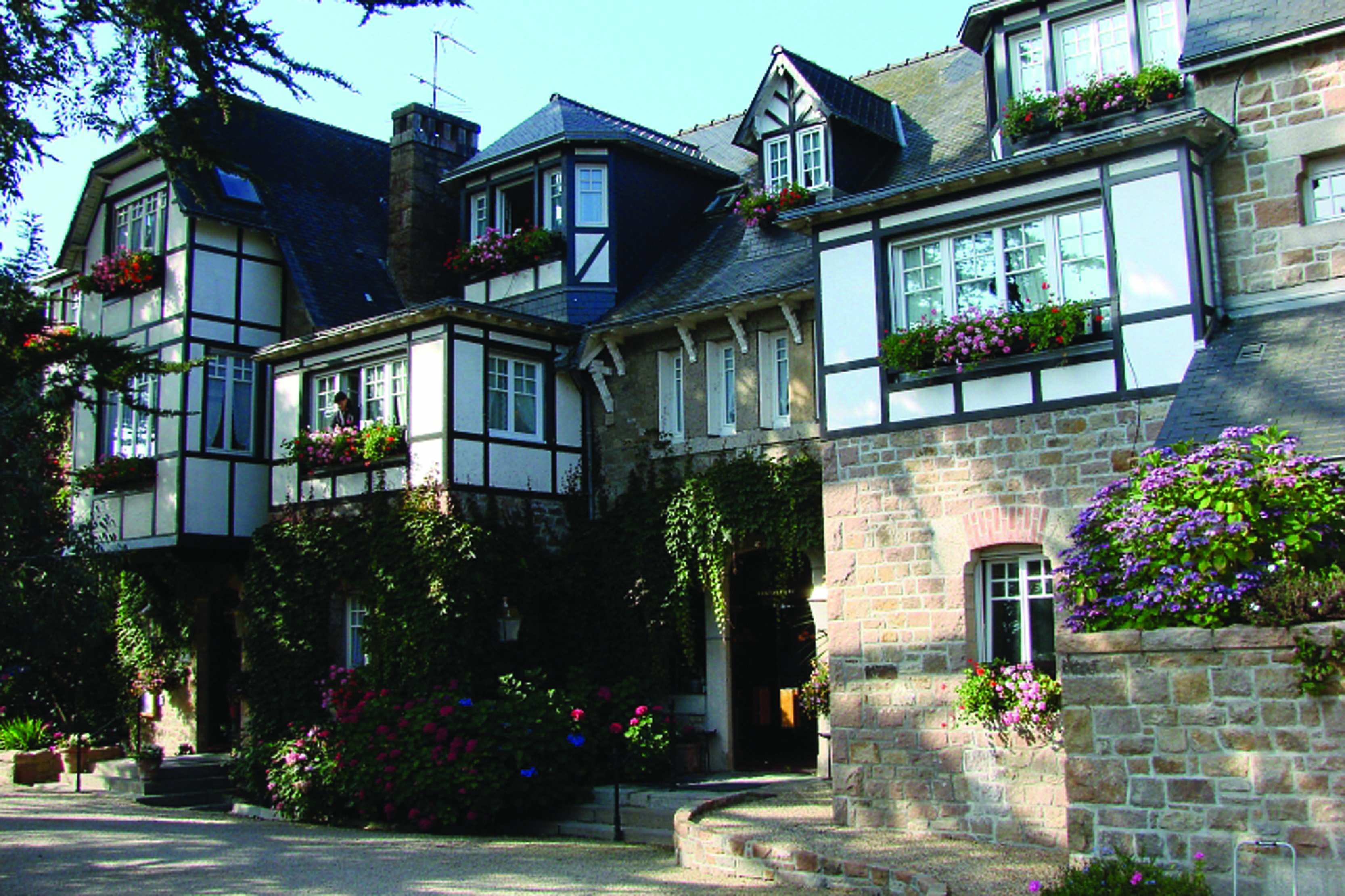 View of the front of hotel 