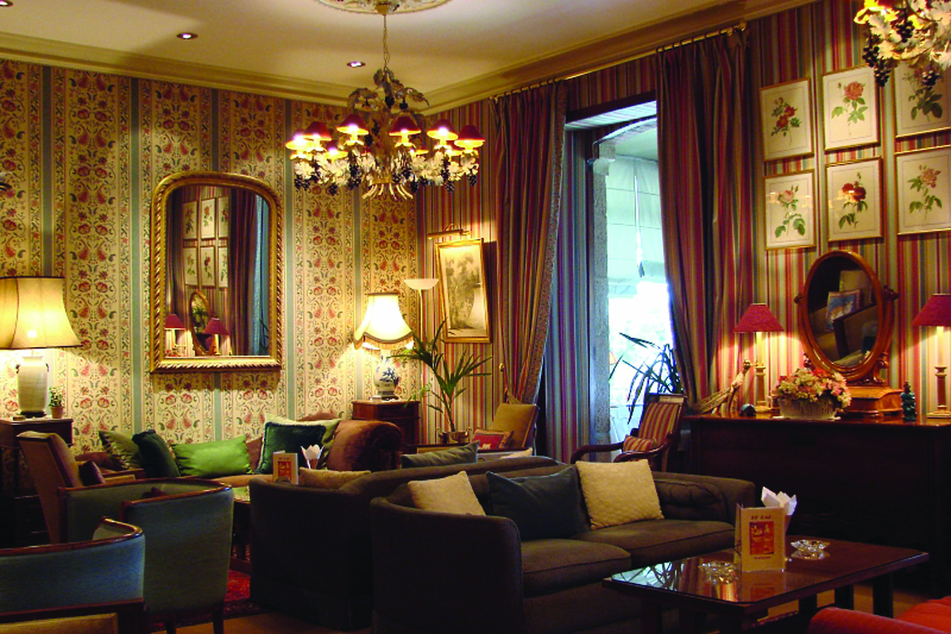 Ti al Lannec lounge with chandeliers hanging from the ceiling and sofas 