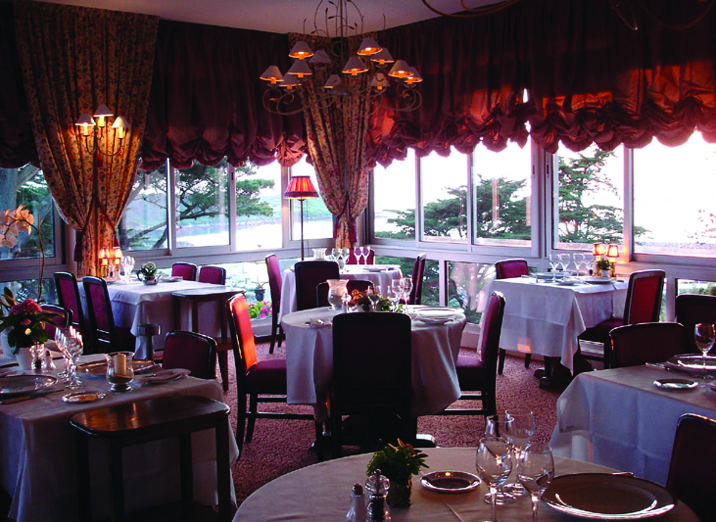 Ti al Lannec Brittany restaurant dining area with sea view