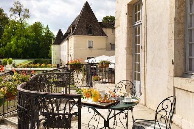 Chateau de Gilly breakfast on terrace outside